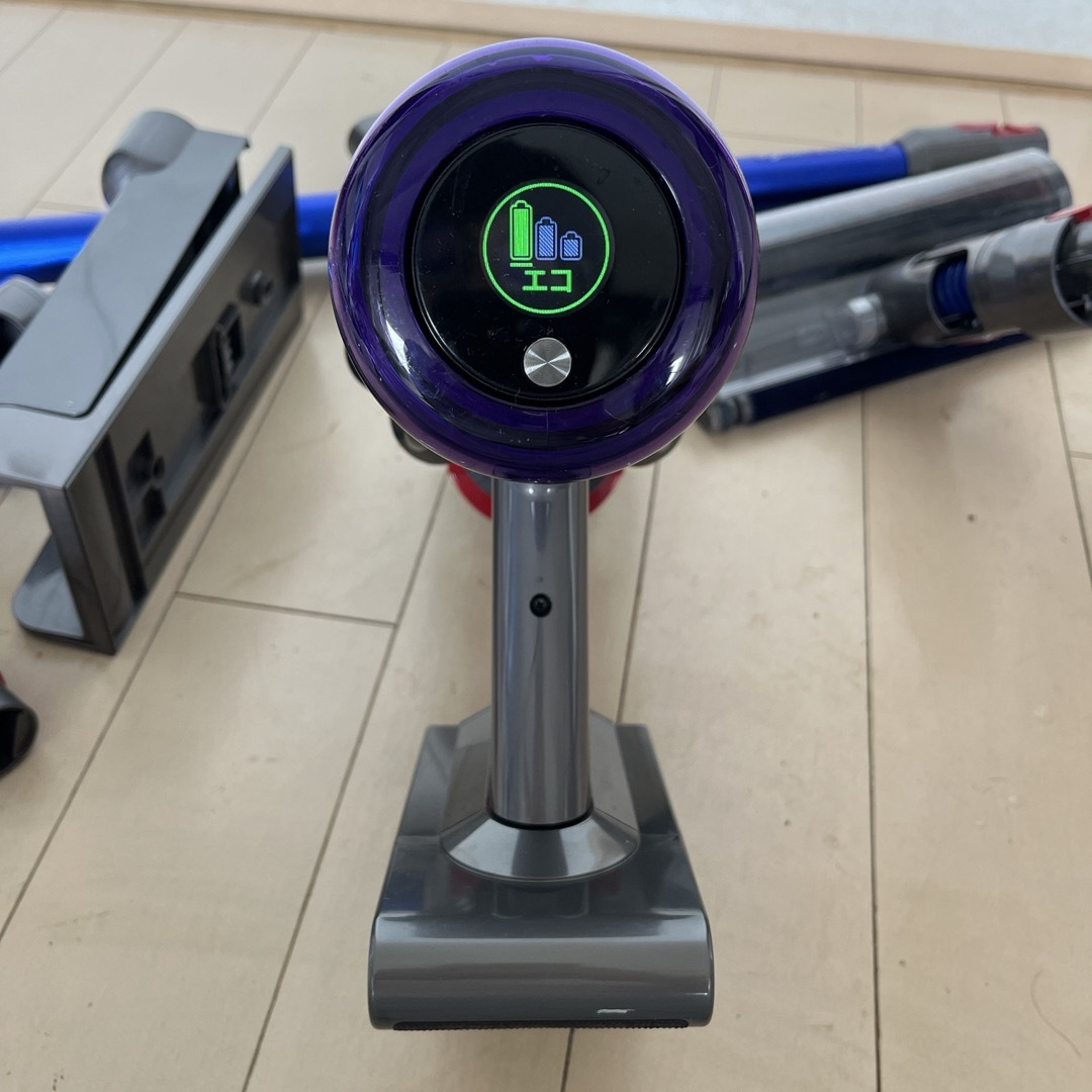 Dyson(ダイソン)の【ジャンク品】dyson v11 fluffy スマホ/家電/カメラの生活家電(掃除機)の商品写真