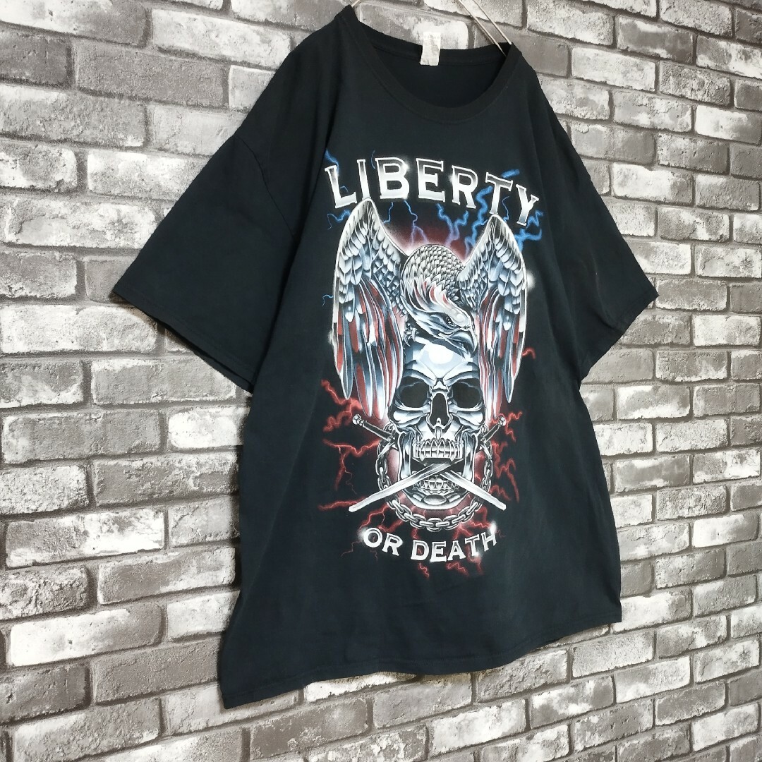 FRUIT OF THE LOOM(フルーツオブザルーム)の自由か死かアメリカ独立戦争イーグルスカルビッグプリントロゴtシャツTシャツ メンズのトップス(Tシャツ/カットソー(半袖/袖なし))の商品写真