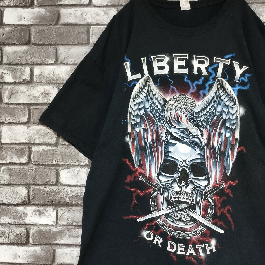 FRUIT OF THE LOOM(フルーツオブザルーム)の自由か死かアメリカ独立戦争イーグルスカルビッグプリントロゴtシャツTシャツ メンズのトップス(Tシャツ/カットソー(半袖/袖なし))の商品写真