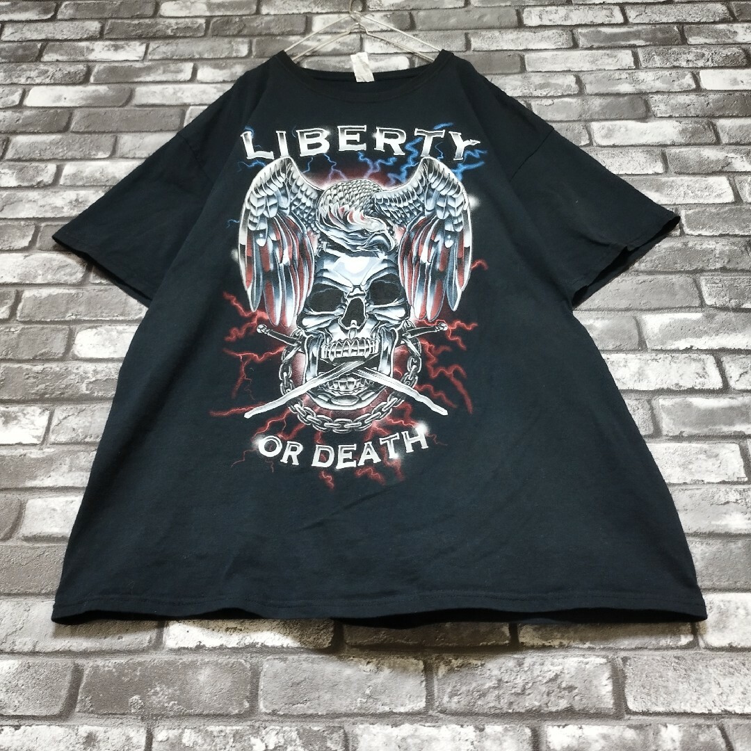 FRUIT OF THE LOOM(フルーツオブザルーム)の自由か死かアメリカ独立戦争イーグルスカルビッグプリントロゴtシャツTシャツ メンズのトップス(Tシャツ/カットソー(半袖/袖なし))の商品写真