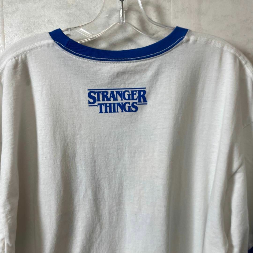 ストレンジャーシングス　リンガーＴシャツ　青白襟袖ライン入り　サイズＸＬ　古着 メンズのトップス(Tシャツ/カットソー(半袖/袖なし))の商品写真