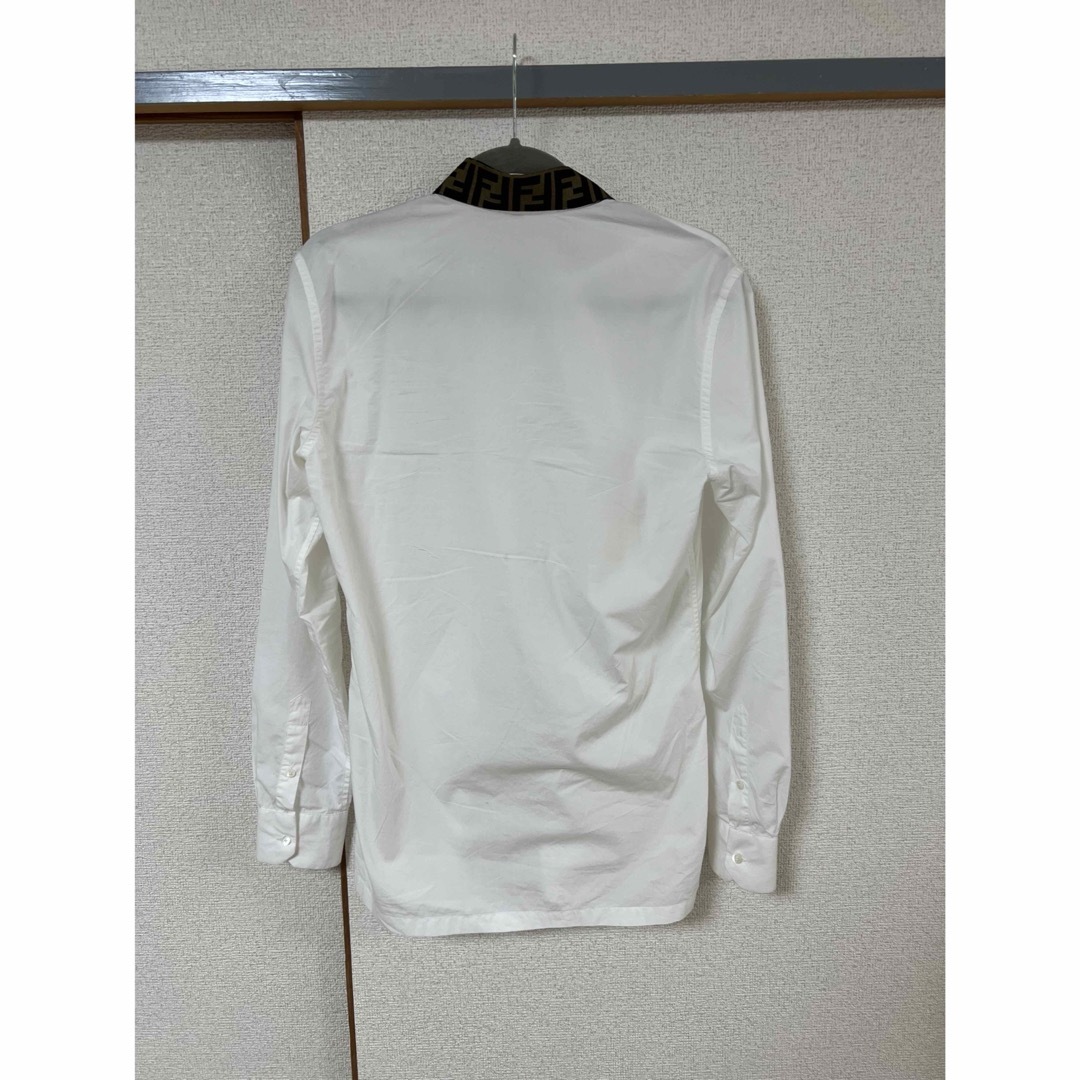 FENDI(フェンディ)の国内正規品　FENDI 襟ロゴ　ズッカ柄　ホワイトコットンシャツ　37サイズ メンズのトップス(シャツ)の商品写真