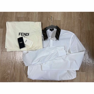 フェンディ(FENDI)の国内正規品　FENDI 襟ロゴ　ズッカ柄　ホワイトコットンシャツ　37サイズ(シャツ)