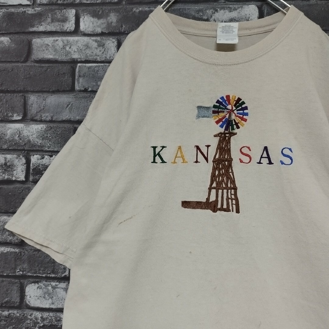 GILDAN(ギルタン)の雰囲気古着KANSAS刺繍ロゴオールドデザインtシャツTシャツオーバーサイズ メンズのトップス(Tシャツ/カットソー(半袖/袖なし))の商品写真