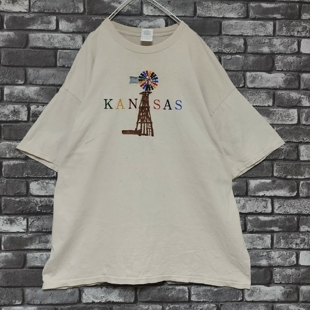 GILDAN(ギルタン)の雰囲気古着KANSAS刺繍ロゴオールドデザインtシャツTシャツオーバーサイズ メンズのトップス(Tシャツ/カットソー(半袖/袖なし))の商品写真