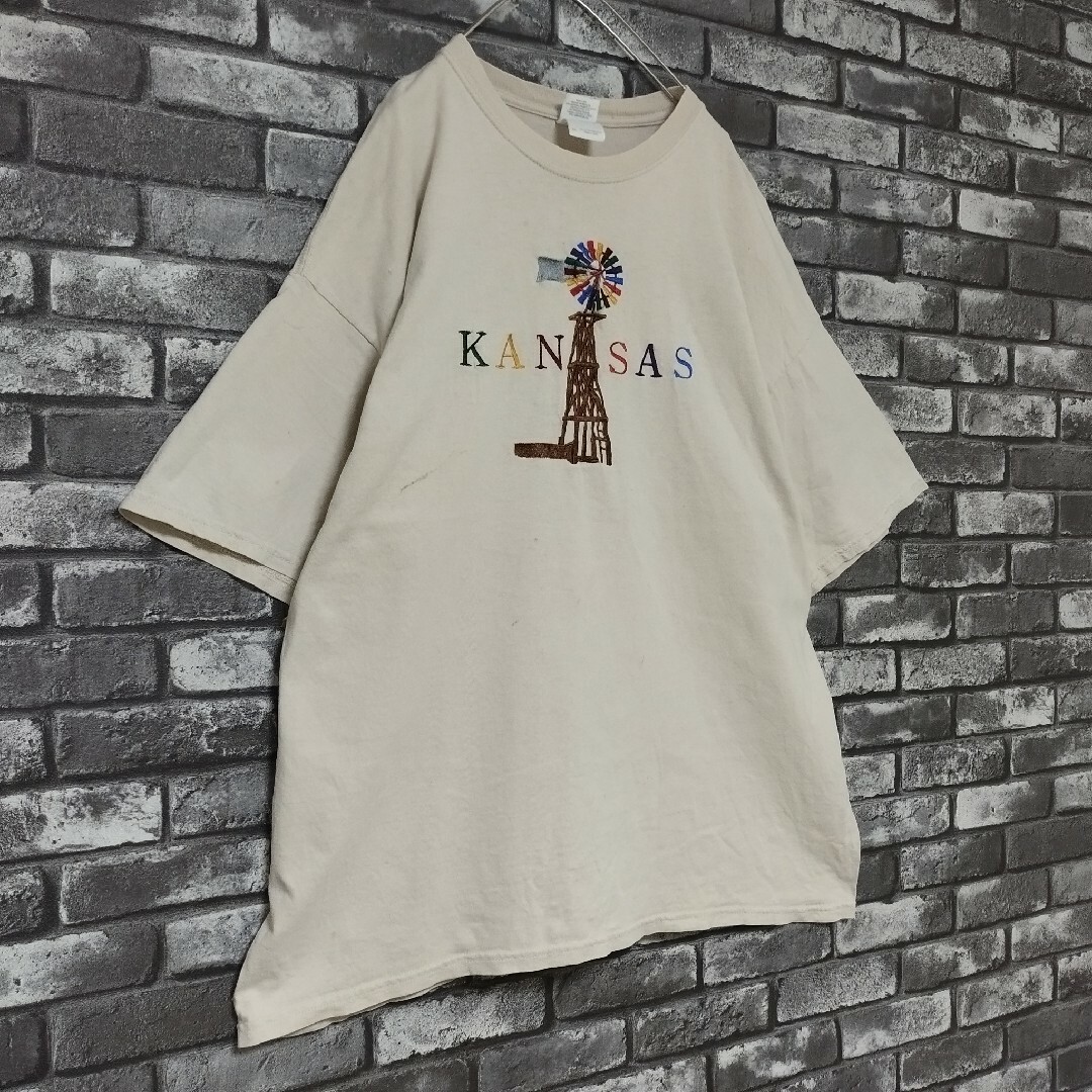 GILDAN(ギルタン)の雰囲気古着KANSAS刺繍ロゴオールドデザインtシャツTシャツオーバーサイズ メンズのトップス(Tシャツ/カットソー(半袖/袖なし))の商品写真