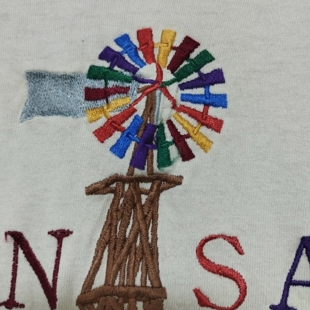 GILDAN(ギルタン)の雰囲気古着KANSAS刺繍ロゴオールドデザインtシャツTシャツオーバーサイズ メンズのトップス(Tシャツ/カットソー(半袖/袖なし))の商品写真