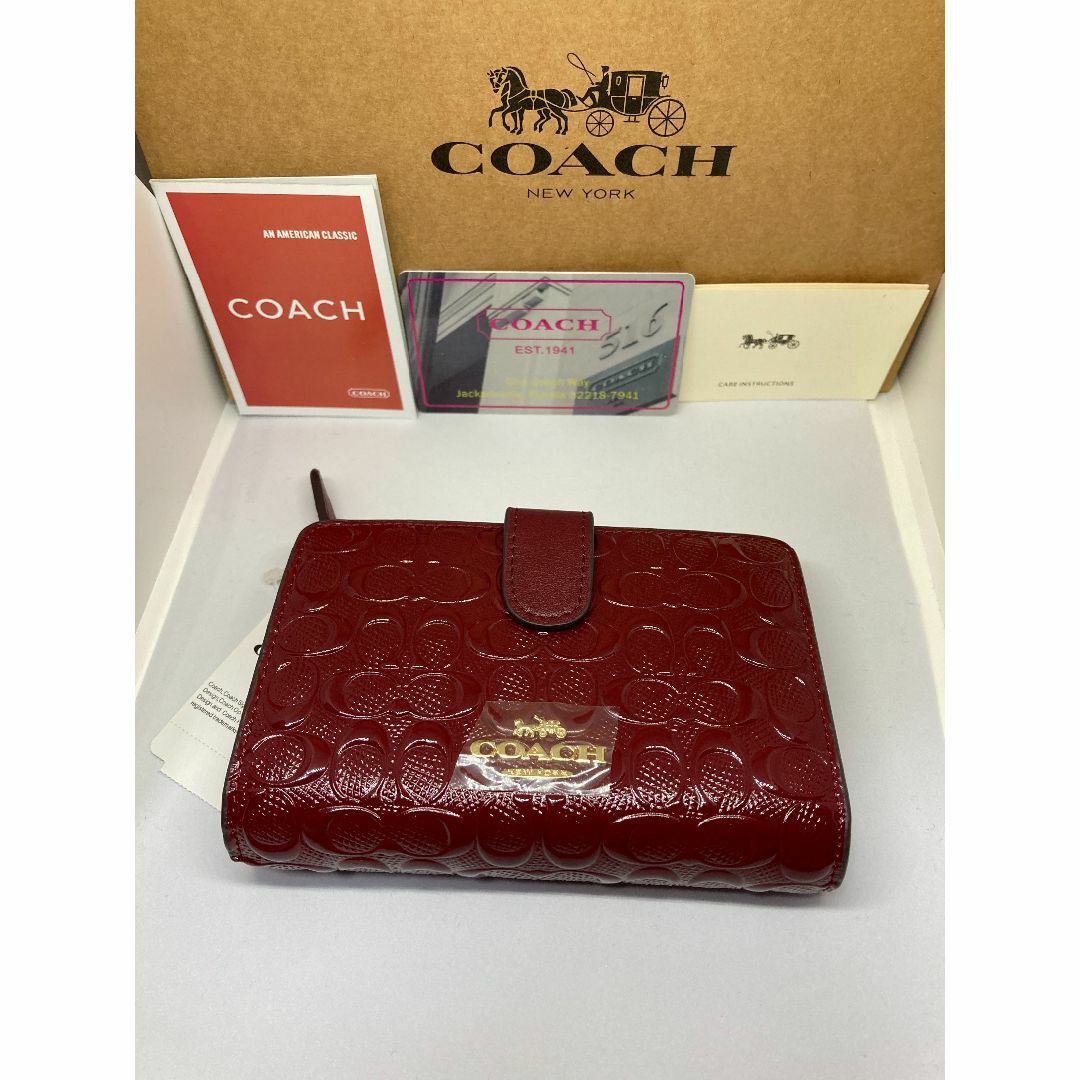 COACH(コーチ)のCOACH　コーチ　F25937　二つ折り財布　デボスド　パテントレザーチェリー レディースのファッション小物(財布)の商品写真