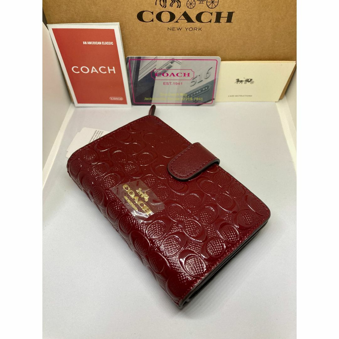 COACH(コーチ)のCOACH　コーチ　F25937　二つ折り財布　デボスド　パテントレザーチェリー レディースのファッション小物(財布)の商品写真