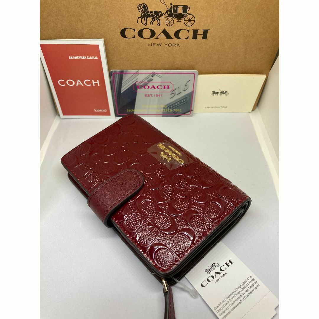 COACH(コーチ)のCOACH　コーチ　F25937　二つ折り財布　デボスド　パテントレザーチェリー レディースのファッション小物(財布)の商品写真