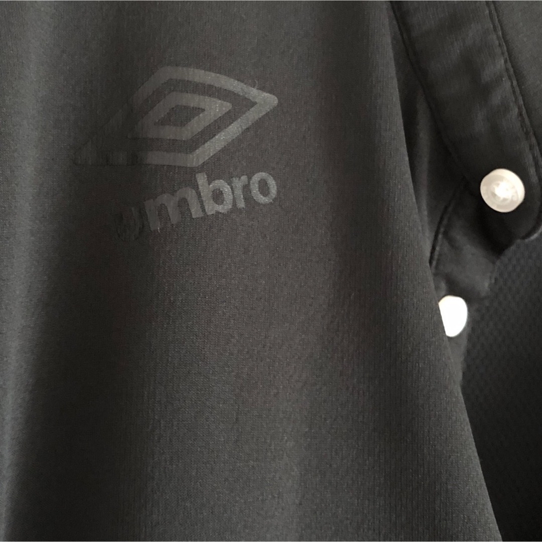 UMBRO(アンブロ)のアンブロ　ポロシャツ　黒 スポーツ/アウトドアのサッカー/フットサル(その他)の商品写真