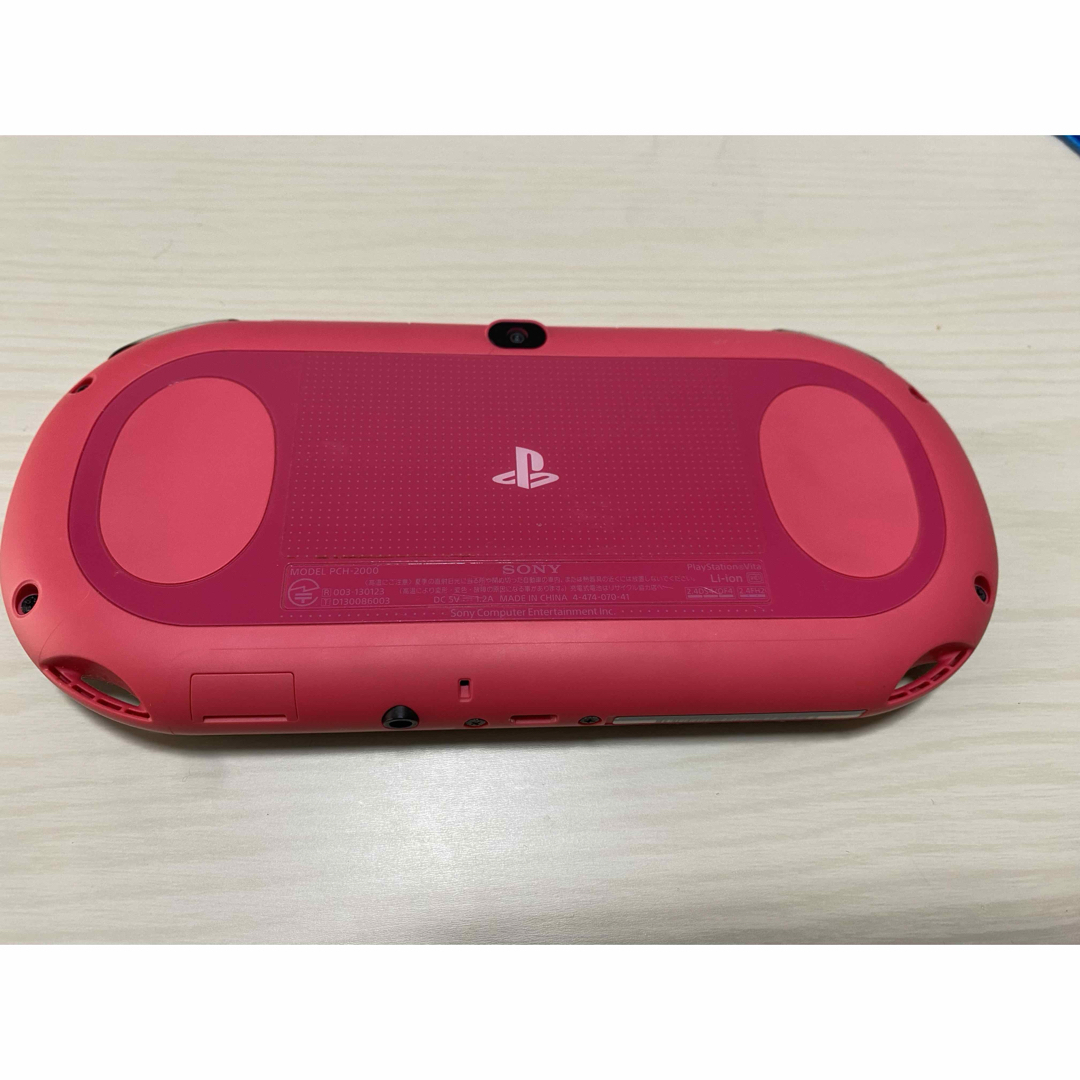 SONY(ソニー)のPlayStationVita本体　PCH-2000 ピンク/ブラック エンタメ/ホビーのゲームソフト/ゲーム機本体(携帯用ゲーム機本体)の商品写真