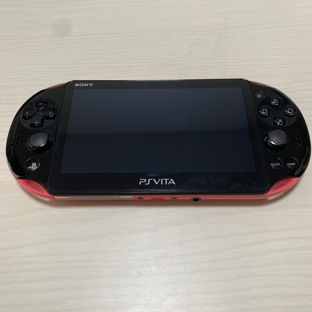 SONY(ソニー)のPlayStationVita本体　PCH-2000 ピンク/ブラック エンタメ/ホビーのゲームソフト/ゲーム機本体(携帯用ゲーム機本体)の商品写真