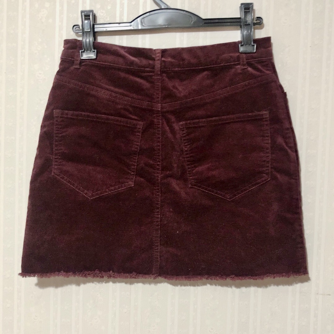 H&M(エイチアンドエム)のミニスカート　赤　無地　台形　ベロア　フリンジ　可愛い　新品未使用　美品　レア レディースのスカート(ミニスカート)の商品写真