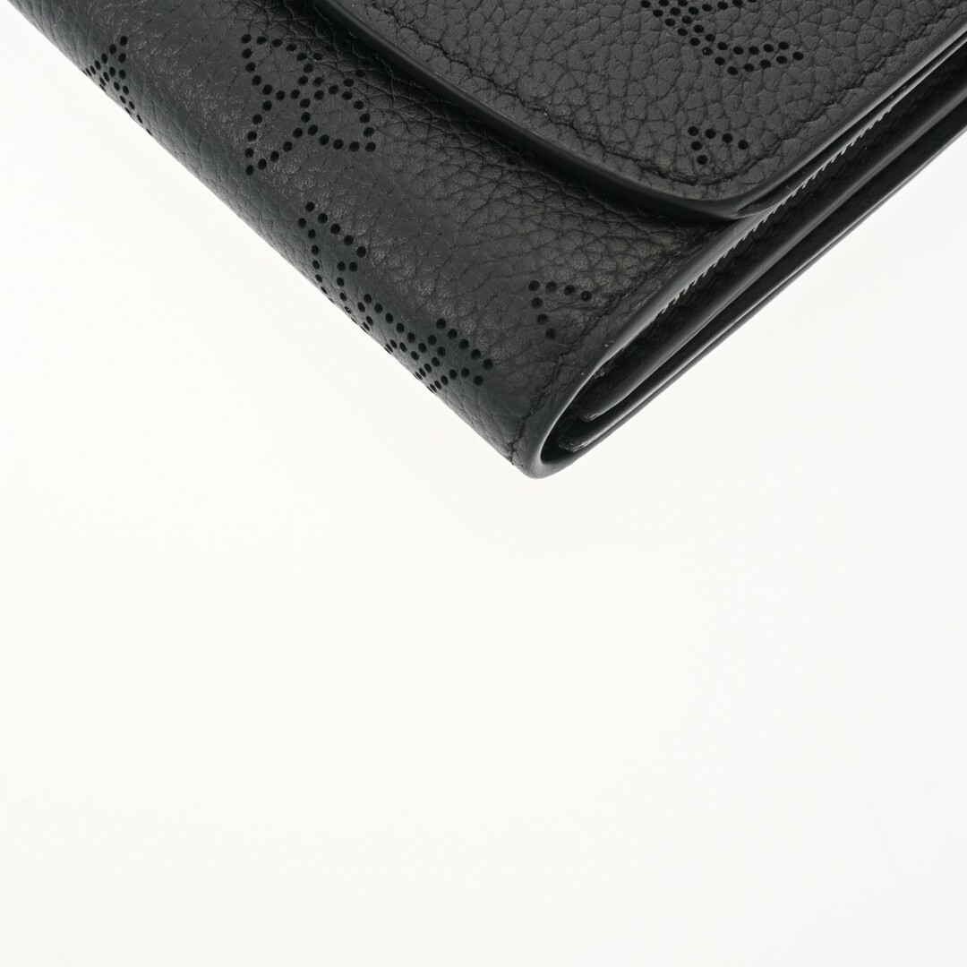 LOUIS VUITTON(ルイヴィトン)のルイヴィトン マヒナ ポルトフォイユイリス コンパクト 三つ折り財布 ノワ レディースのファッション小物(財布)の商品写真