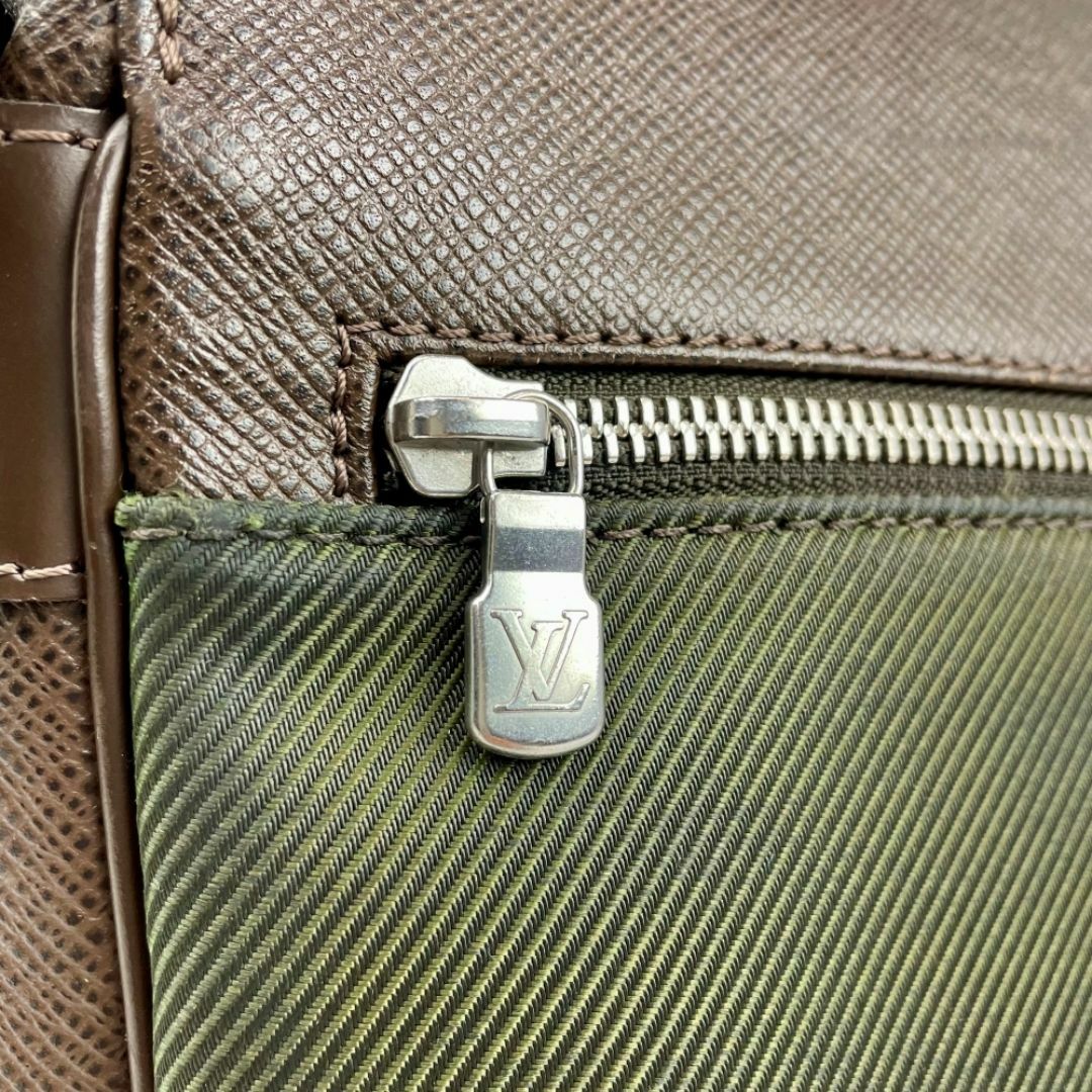 LOUIS VUITTON(ルイヴィトン)の■ルイ ヴィトン■タイガ ヴィクトール ショルダーバッグ グリズリ M30148 メンズのバッグ(ショルダーバッグ)の商品写真