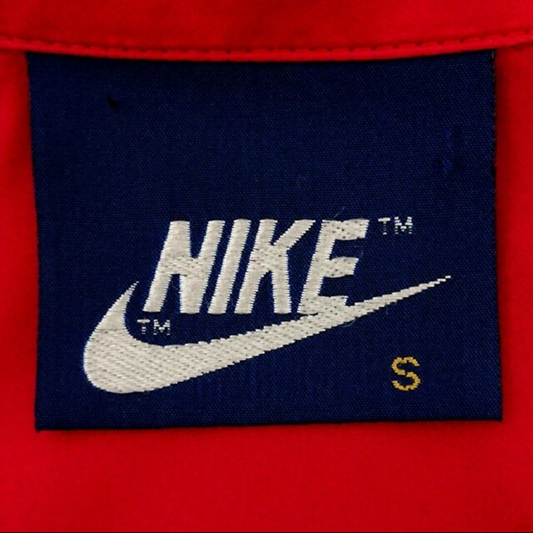 NIKE(ナイキ)のナイキ ワンポイント 刺繍 ロゴ 紺タグ ジップアップ ナイロンジャケット メンズのジャケット/アウター(ナイロンジャケット)の商品写真