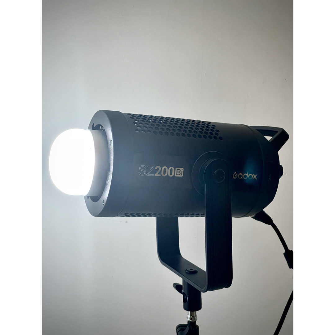 GODOX SZ200Bi 200WバイカラーLEDズーム ビデオライト スマホ/家電/カメラのカメラ(ストロボ/照明)の商品写真