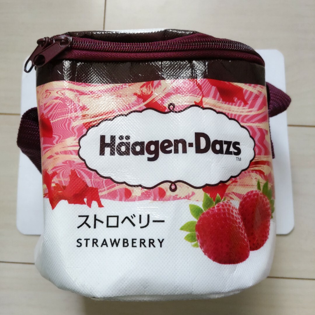 Haagen-Dazs(ハーゲンダッツ)の【キラキラ様専用】ハーゲンダッツ　保冷バッグ　ストロベリー エンタメ/ホビーのコレクション(ノベルティグッズ)の商品写真