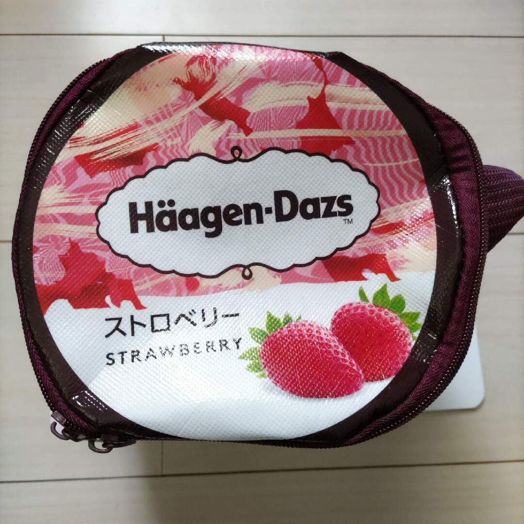 Haagen-Dazs(ハーゲンダッツ)の【キラキラ様専用】ハーゲンダッツ　保冷バッグ　ストロベリー エンタメ/ホビーのコレクション(ノベルティグッズ)の商品写真