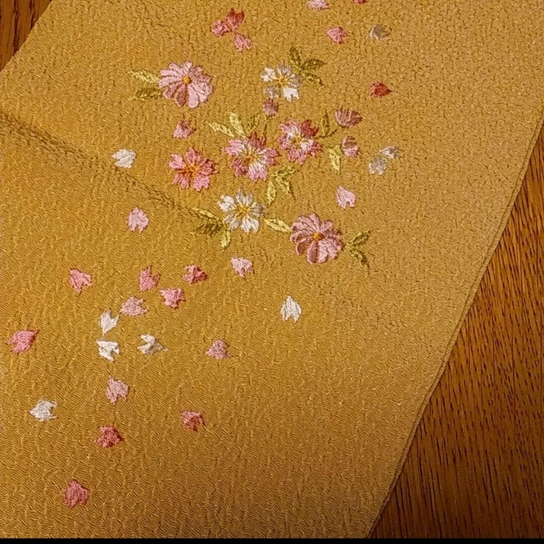 半襟　刺繍　辛子色 レディースの水着/浴衣(和装小物)の商品写真