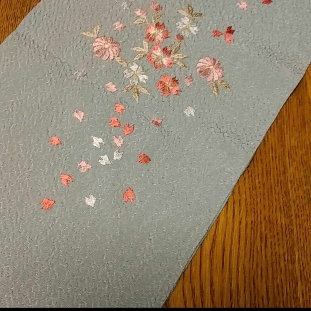 半襟　刺繍　落ち着いた水色⑰ レディースの水着/浴衣(和装小物)の商品写真