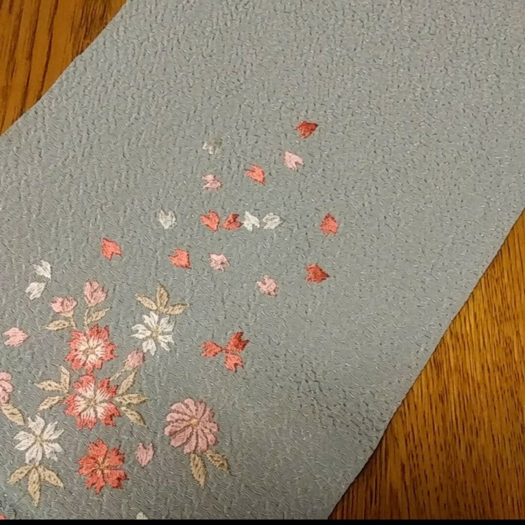 半襟　刺繍　落ち着いた水色⑰ レディースの水着/浴衣(和装小物)の商品写真