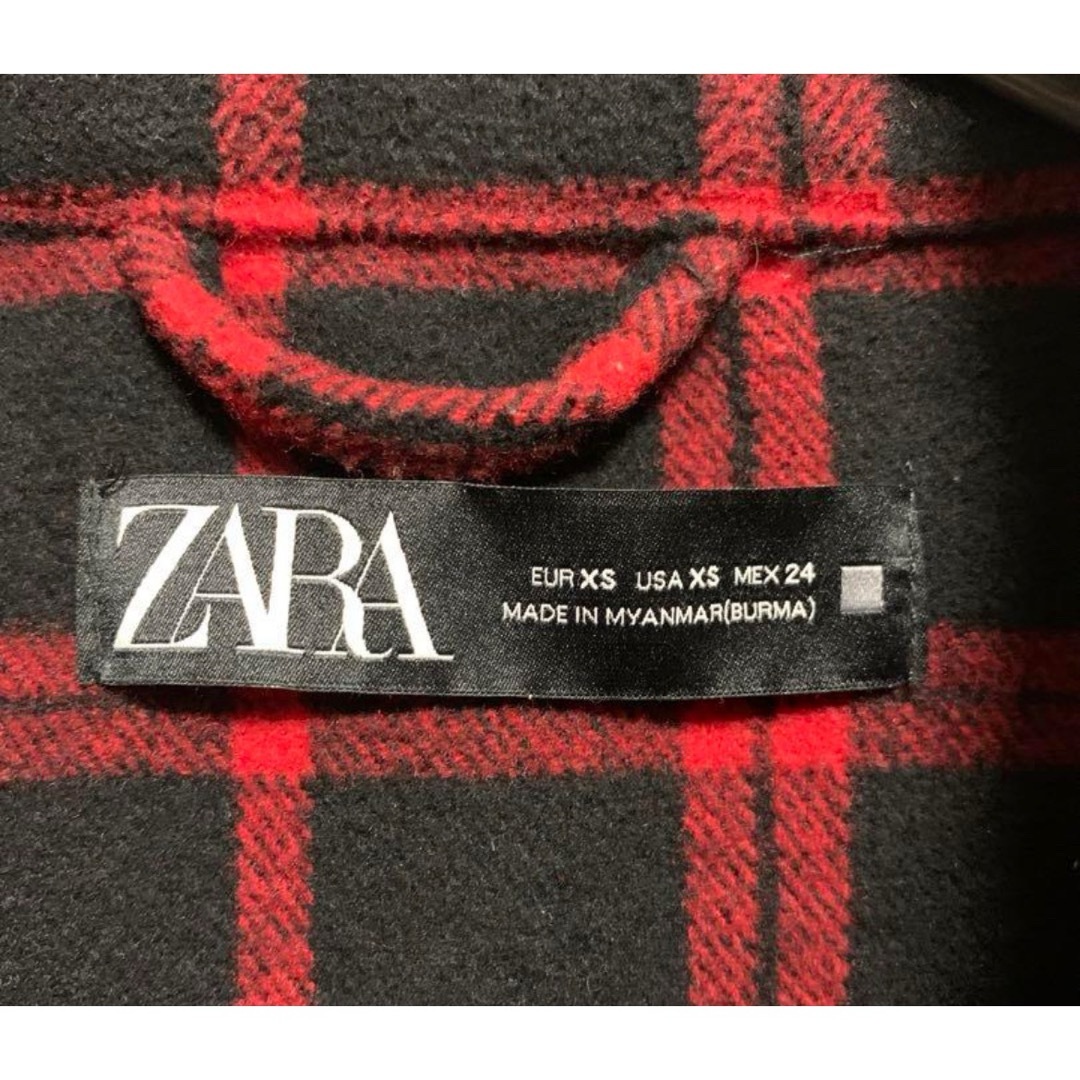 ZARA(ザラ)のXSサイズ ZARA ジャケット 赤黒 チェック フリンジ ザラ レディースのジャケット/アウター(ダウンジャケット)の商品写真