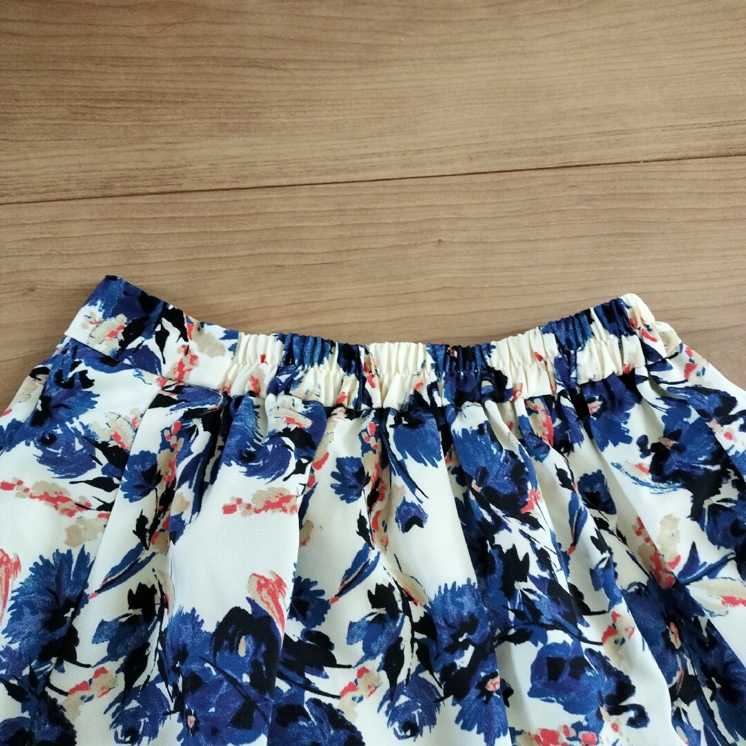 GU(ジーユー)の【GU】花柄　ひざ丈 フレアスカート　（Sサイズ） レディースのスカート(ひざ丈スカート)の商品写真