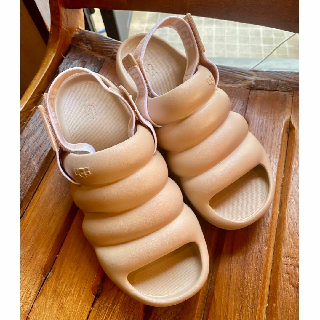 UGG(アグ)の展示品✨激可愛い✨24cm✨UGG✨Aww Yeah✨アー イヤー✨厚底 レディースの靴/シューズ(サンダル)の商品写真