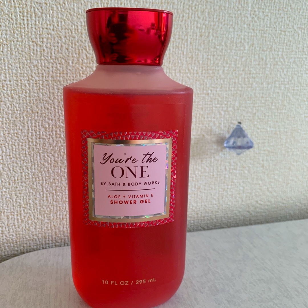 Bath & Body Works(バスアンドボディーワークス)の【新品未使用】バス&ボディーワークス ユーアーザワン シャワージェル 295ml コスメ/美容のボディケア(バスグッズ)の商品写真