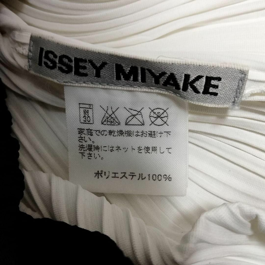 ISSEY MIYAKE(イッセイミヤケ)の希少 極美品 イッセイミヤケ IM22FA904 プリーツ 現行 バイカラー レディースのジャケット/アウター(ロングコート)の商品写真