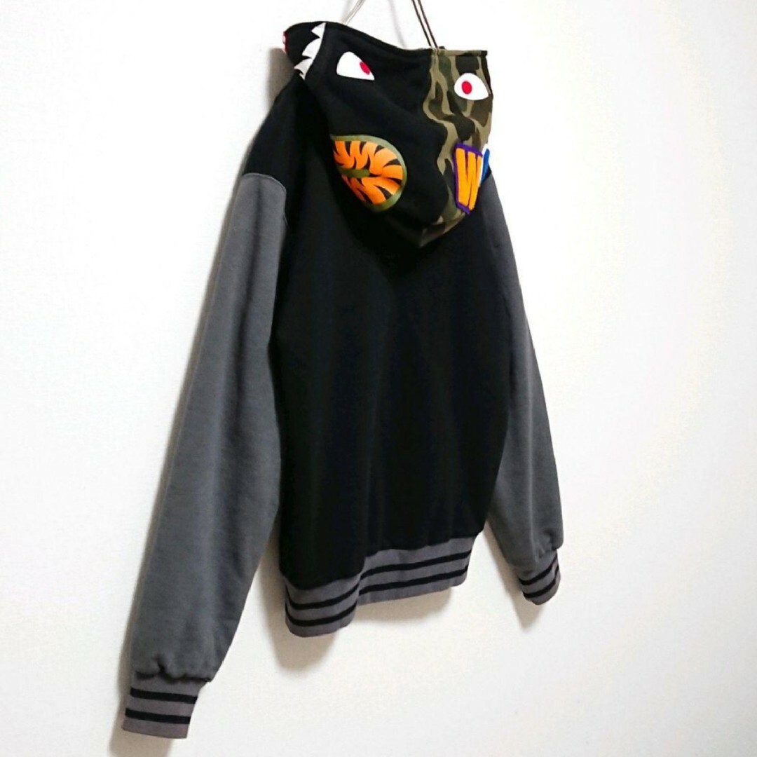 A BATHING APE(アベイシングエイプ)の希少モデル アベイシングエイプ  裏地 キルティング シャーク ジップ パーカー メンズのトップス(パーカー)の商品写真