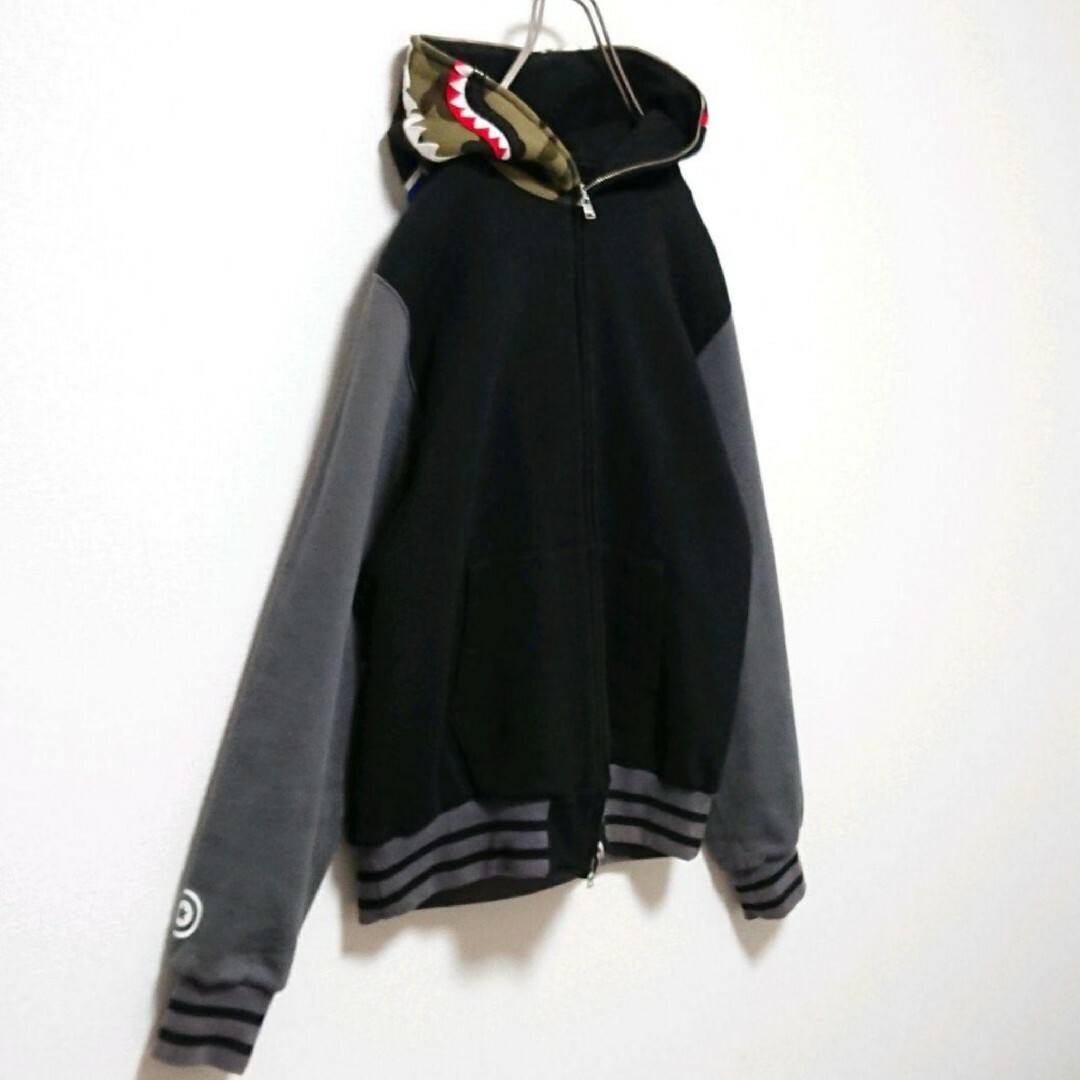 A BATHING APE(アベイシングエイプ)の希少モデル アベイシングエイプ  裏地 キルティング シャーク ジップ パーカー メンズのトップス(パーカー)の商品写真