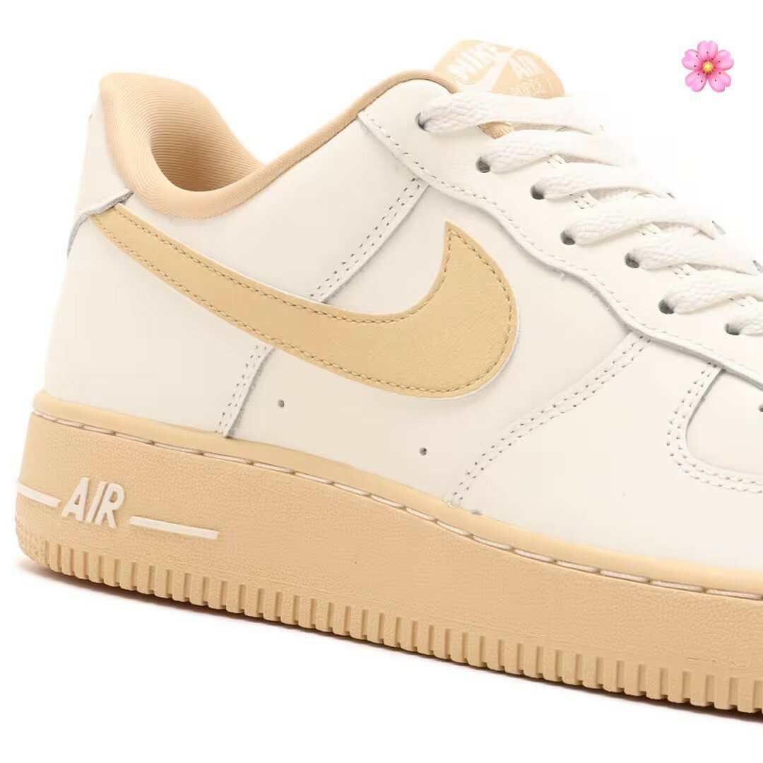 NIKE(ナイキ)の国内正規品 24.5cm ナイキ W エアフォース1 '07 ベージュ AF-1 レディースの靴/シューズ(スニーカー)の商品写真