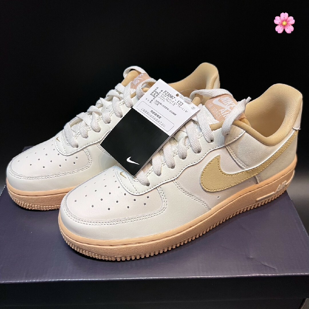 NIKE(ナイキ)の国内正規品 24.5cm ナイキ W エアフォース1 '07 ベージュ AF-1 レディースの靴/シューズ(スニーカー)の商品写真