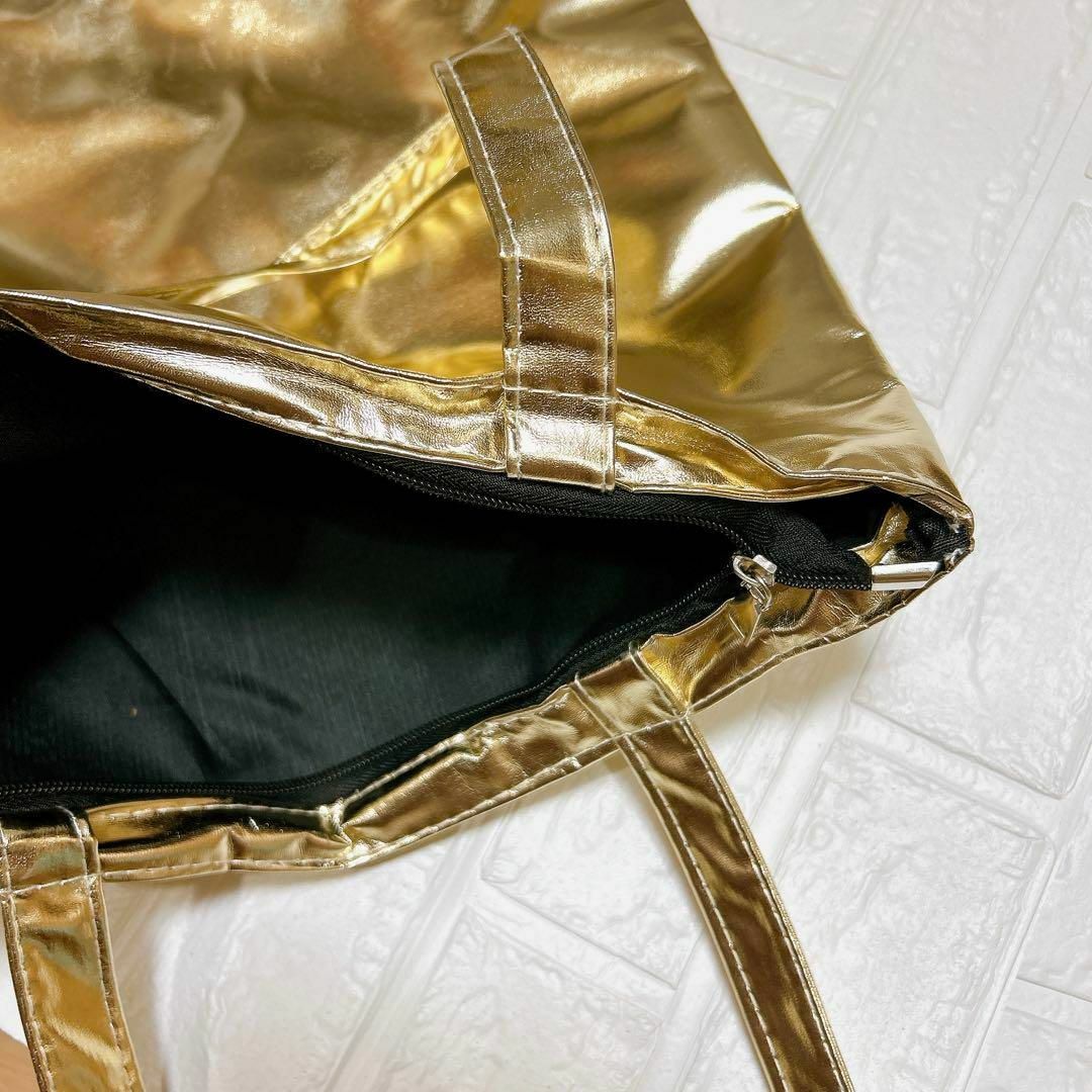 ゴールド トートバッグ マザーズバッグ　肩掛け 大きめ　軽量　チャックつき レディースのバッグ(トートバッグ)の商品写真