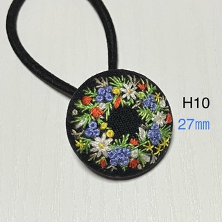 【H10】フラワーリース刺繍ヘアゴム くるみボタン ハンドメイド 花柄 黒(ヘアゴム/シュシュ)