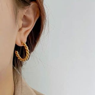 ユナイテッドアローズ(UNITED ARROWS)の★再再再入荷★大人気　ツイスト　ステンレス ゴールド　フープピアス　2.5cm(ピアス)