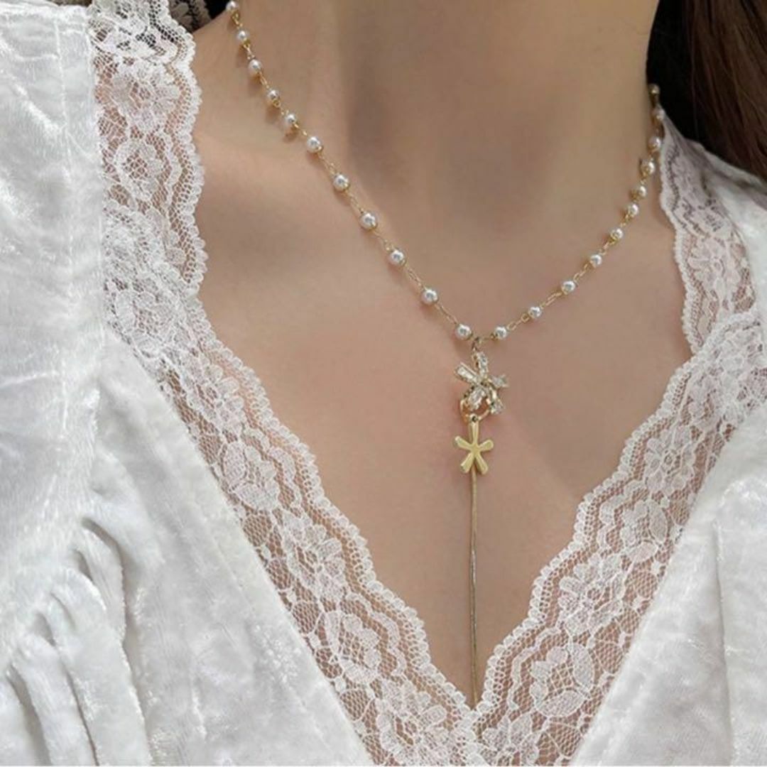 輸入雑貨エレガントな真珠とお花のネックレス おしゃれ レディース 韓国 レディースのアクセサリー(ネックレス)の商品写真