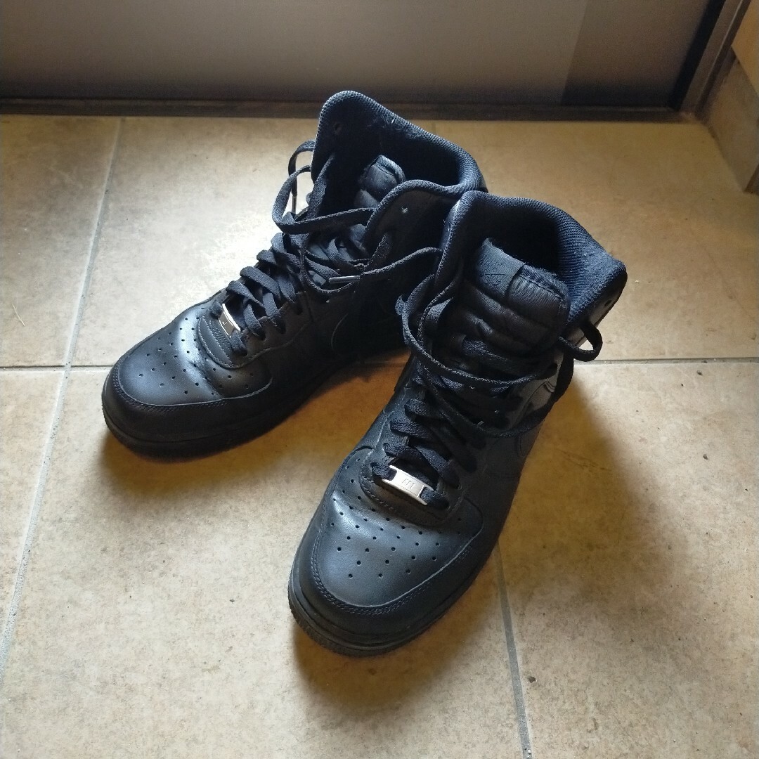 NIKE(ナイキ)のナイキ　エアフォースワン　ハイカットトリプルブラック　28cm メンズの靴/シューズ(スニーカー)の商品写真