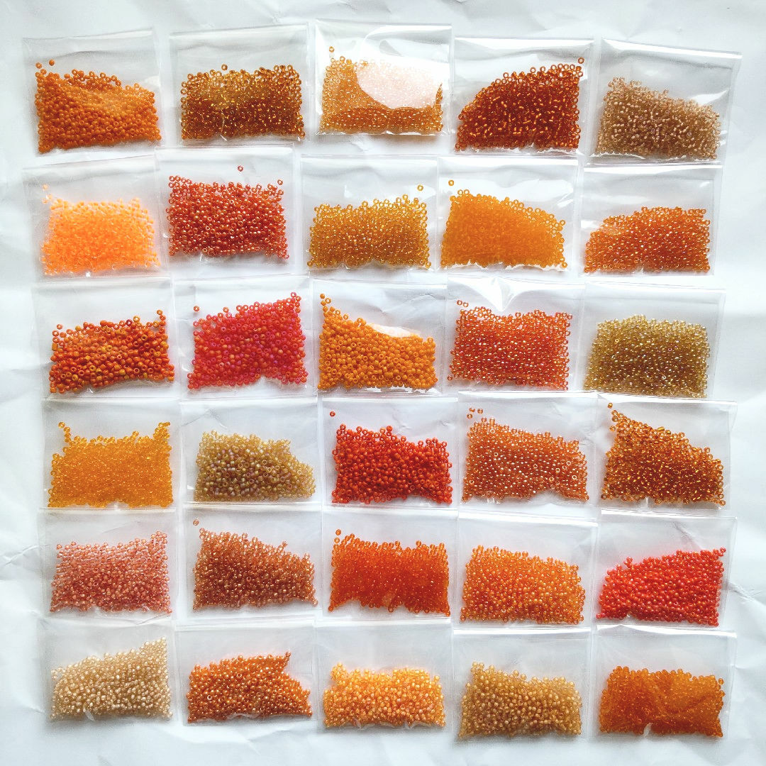ビーズコレクションF　丸小オレンジ系30カラー ハンドメイドの素材/材料(各種パーツ)の商品写真