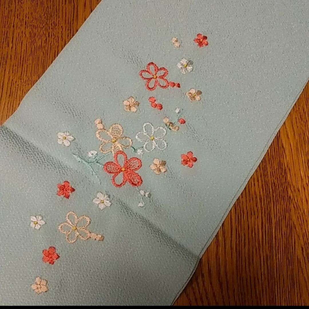 半襟　刺繍　水色 レディースの水着/浴衣(和装小物)の商品写真