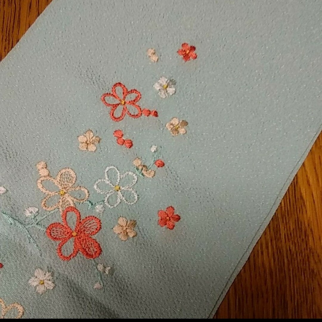 半襟　刺繍　水色 レディースの水着/浴衣(和装小物)の商品写真