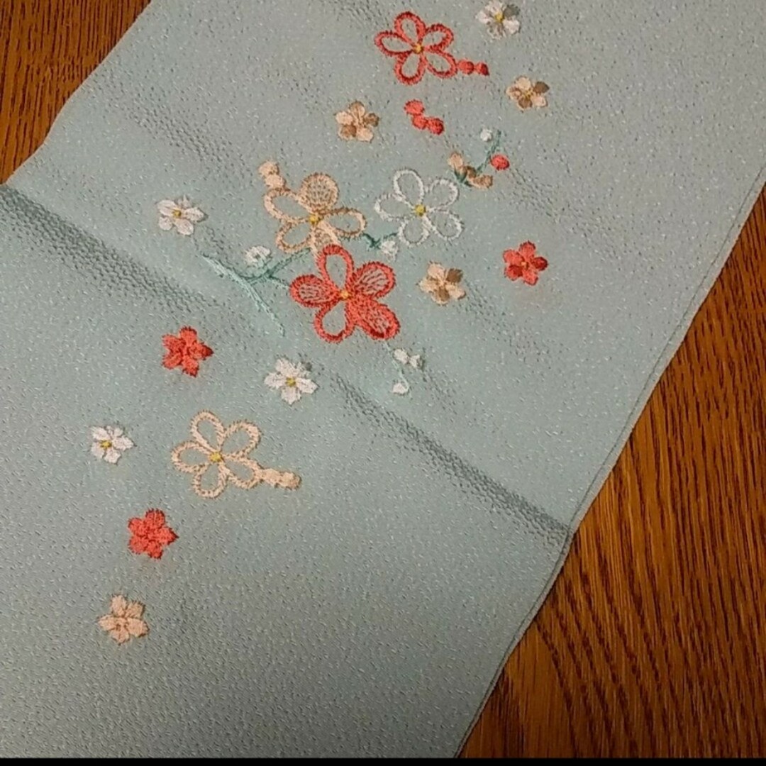 半襟　刺繍　水色 レディースの水着/浴衣(和装小物)の商品写真