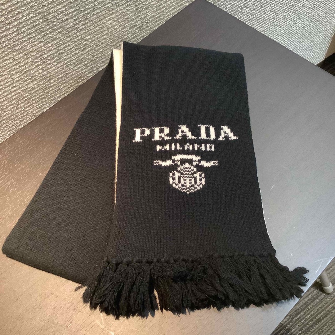 PRADA(プラダ)の21AW プラダ PRADA ロゴ カシミヤ ウール マフラー ブラック 黒 メンズのファッション小物(マフラー)の商品写真