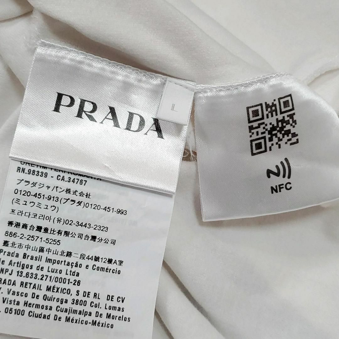 PRADA(プラダ)の美品 L プラダ ラバータグ Vネック Tシャツ 白 胸元ポケット ワンポイント メンズのトップス(Tシャツ/カットソー(半袖/袖なし))の商品写真