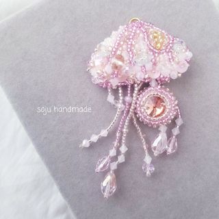 ピンクのキラキラクラゲ　ビーズ刺繍　ブローチ(コサージュ/ブローチ)