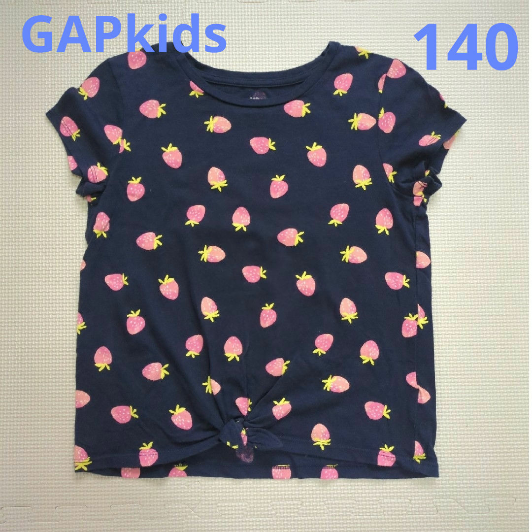 GAP Kids(ギャップキッズ)のGAP Kids いちご柄前リボンTシャツ　140 キッズ/ベビー/マタニティのキッズ服女の子用(90cm~)(Tシャツ/カットソー)の商品写真