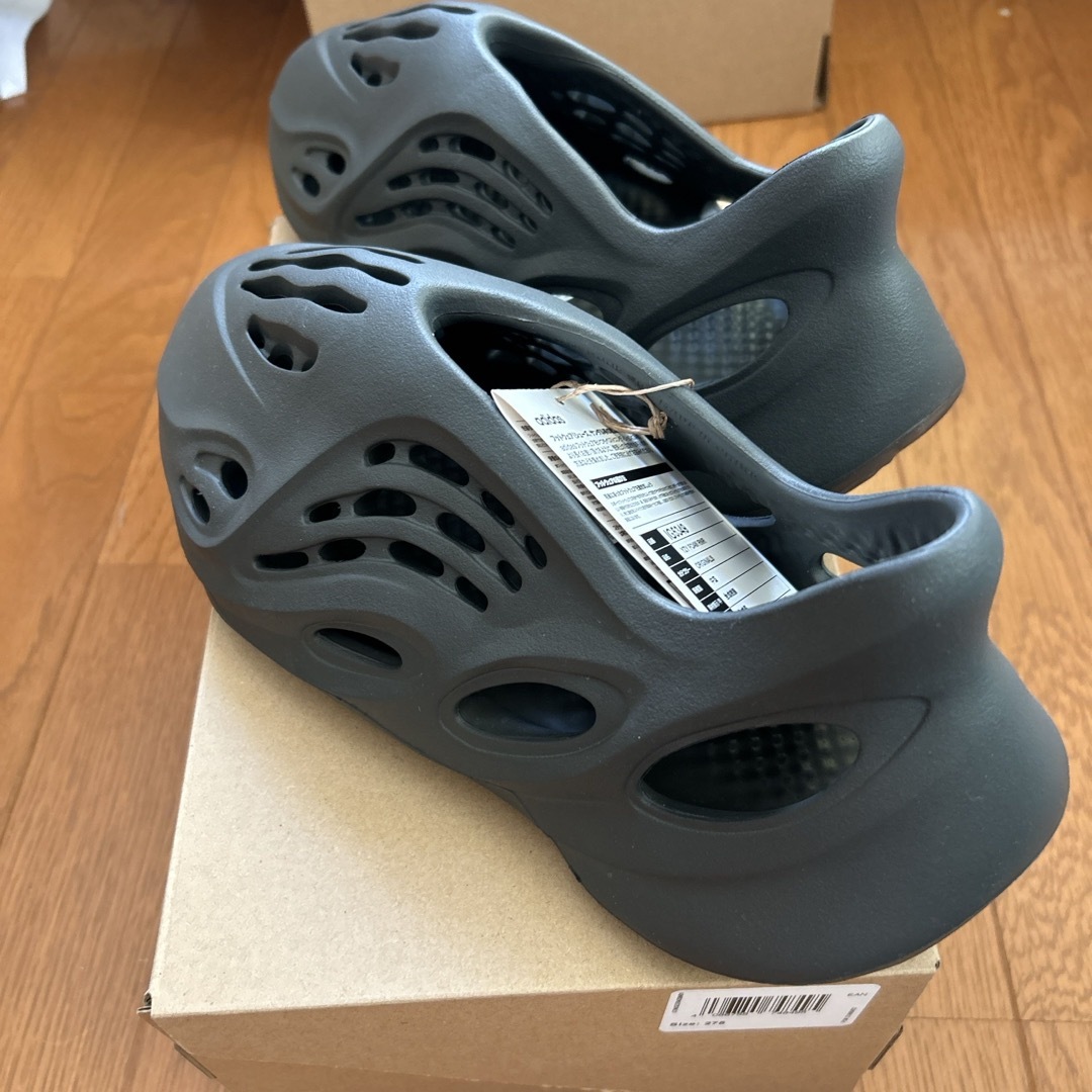 YEEZY（adidas）(イージー)のYZY FOAM RNR CARBON メンズの靴/シューズ(サンダル)の商品写真